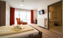 alma-Domizil-Mittenwald - Pflegewohnappartement, Komfort-Pflegebett und Ruhesessel