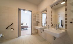alma-Domizil-Mittenwald - Pflegewohnappartement, großzügiges, befahrbares Badezimmer, von beiden Zimmern aus erreichbar